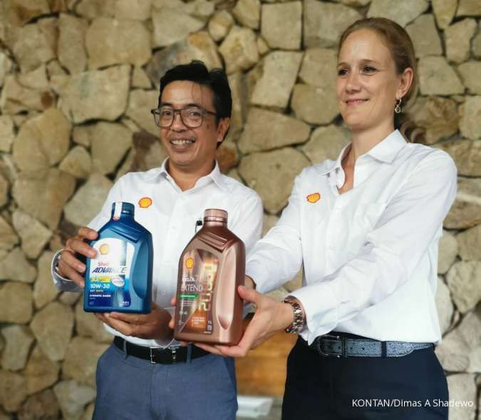 Executive Vice President Global Lubricants Shell, Machteld De Haan (kanan) bersama Direktur Pelumas Shell Indonesia Andri Pratiwa.