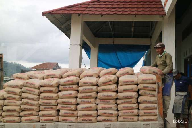 SIG Salurkan Bantuan 200 Zak Semen untuk Pembangunan Rumah bagi Korban Banjir di Kota Batu