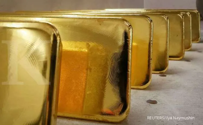 Gold eases on dollar uptick, but ebbing taper bets cap losses