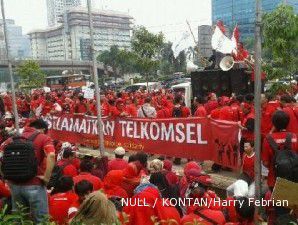 Demo, Gedung Telkomsel memerah membuat Jalan Gatot Subroto macet