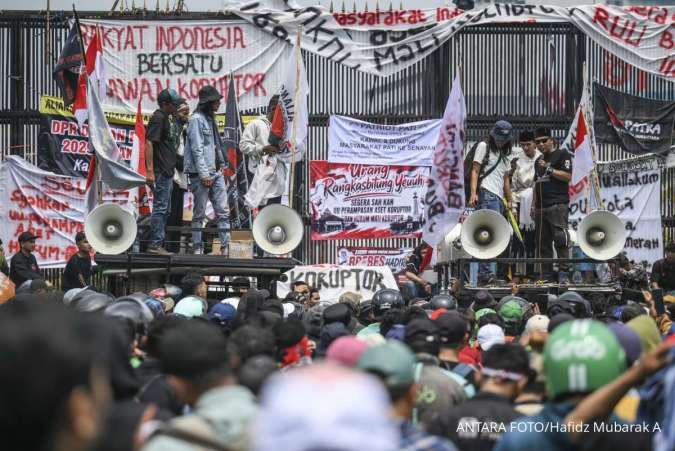 Situasi Terkini Demo Depan DPR, Massa Bergerak ke Tol Slipi