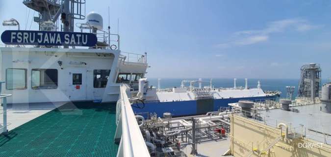 Kapal FSRU Jawa Satu terima kargo LNG perdana dari Kapal LNGC Tangguh Towuti