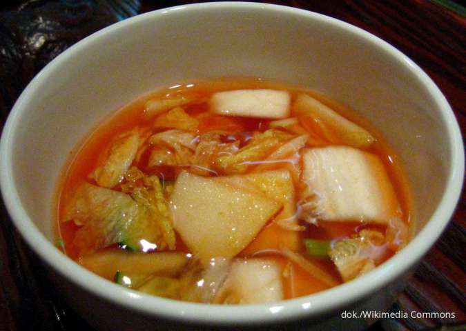 Manfaat kimchi untuk diet mampu menurunkan berat badan.