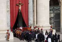 Jaga Kesakralan, Vatikan Larang Pelayat Selfie di Peti Jenazah Paus