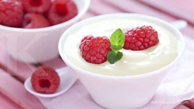 Cara mengatasi perut buncit adalah dengan mengonsumsi yogurt.