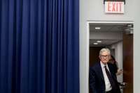 Pasar Bersiap Hadapi Perubahan di The Fed, Trump Segera Umumkan Ketua Baru