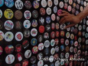 Menyematkan laba pin promosi di dada