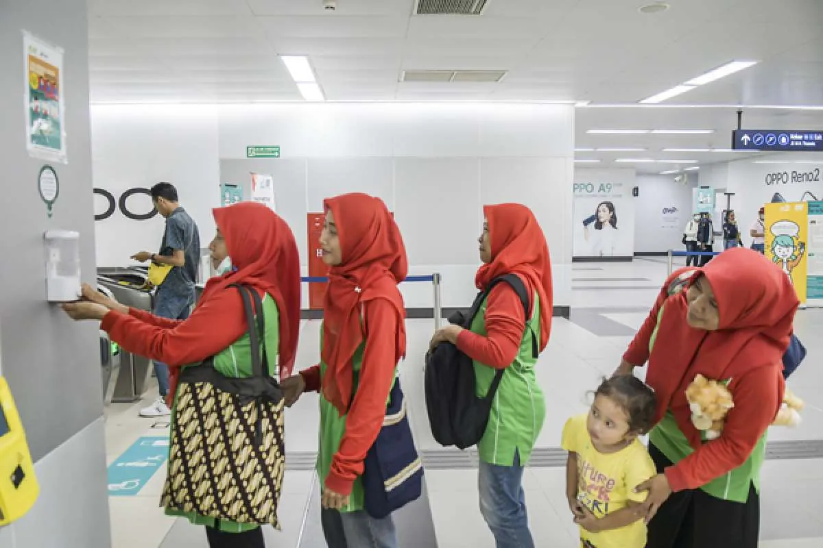 Awas, calon penumpang demam tinggi dilarang masuk stasiun MRT