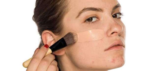 4 Tips Memilih Produk Makeup yang Aman untuk Kulit Acne-Prone