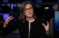 Cathie Wood Yakin Pemegang Saham Sahkan Paket Gaji Rp 16.500 Triliun untuk Elon Musk