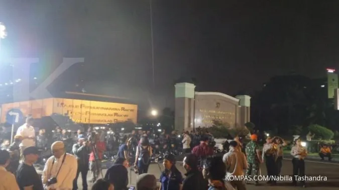 Masses move to DPR building