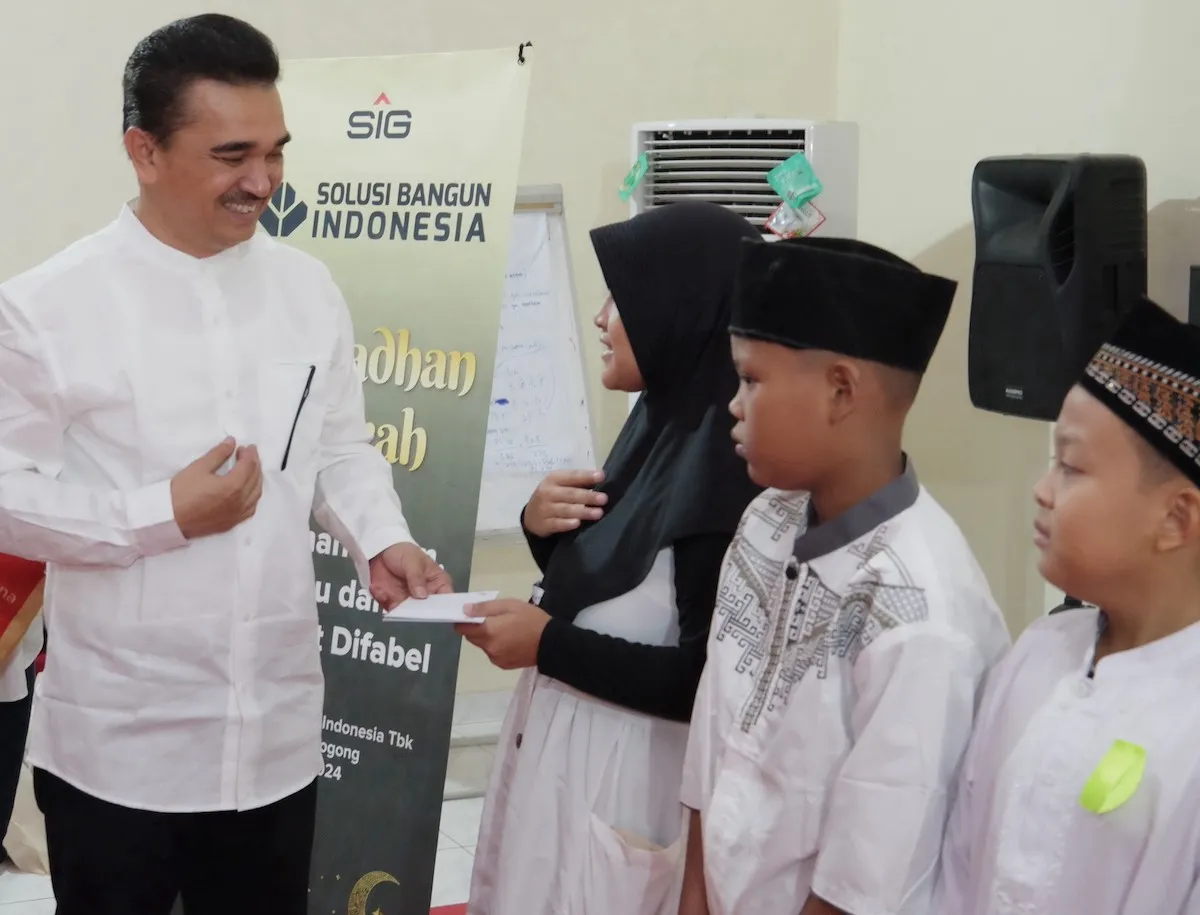 Solusi Bangun Indonesia Pabrik Narogong Bagikan Santunan untuk Difabel & Anak Yatim