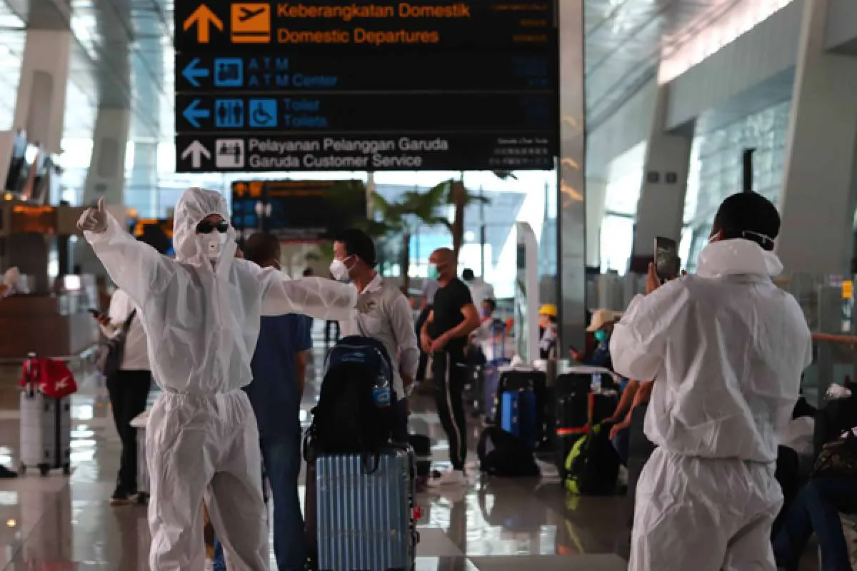 Sambut new normal, fasilitas lift di bandara Soetta gunakan tombol kaki