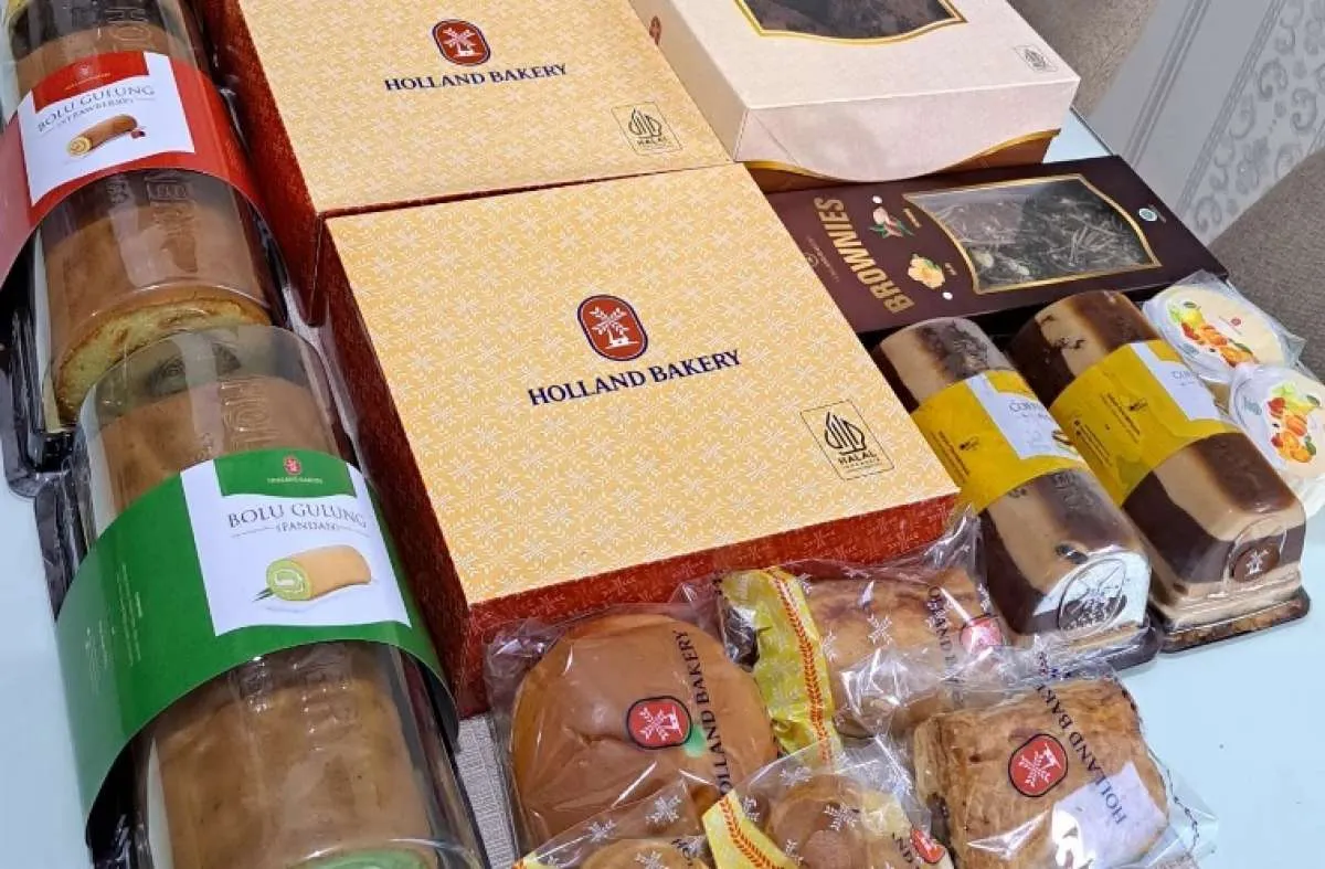 Diskon 45%, Toko Roti Holland Bakery Diserbu Pembeli