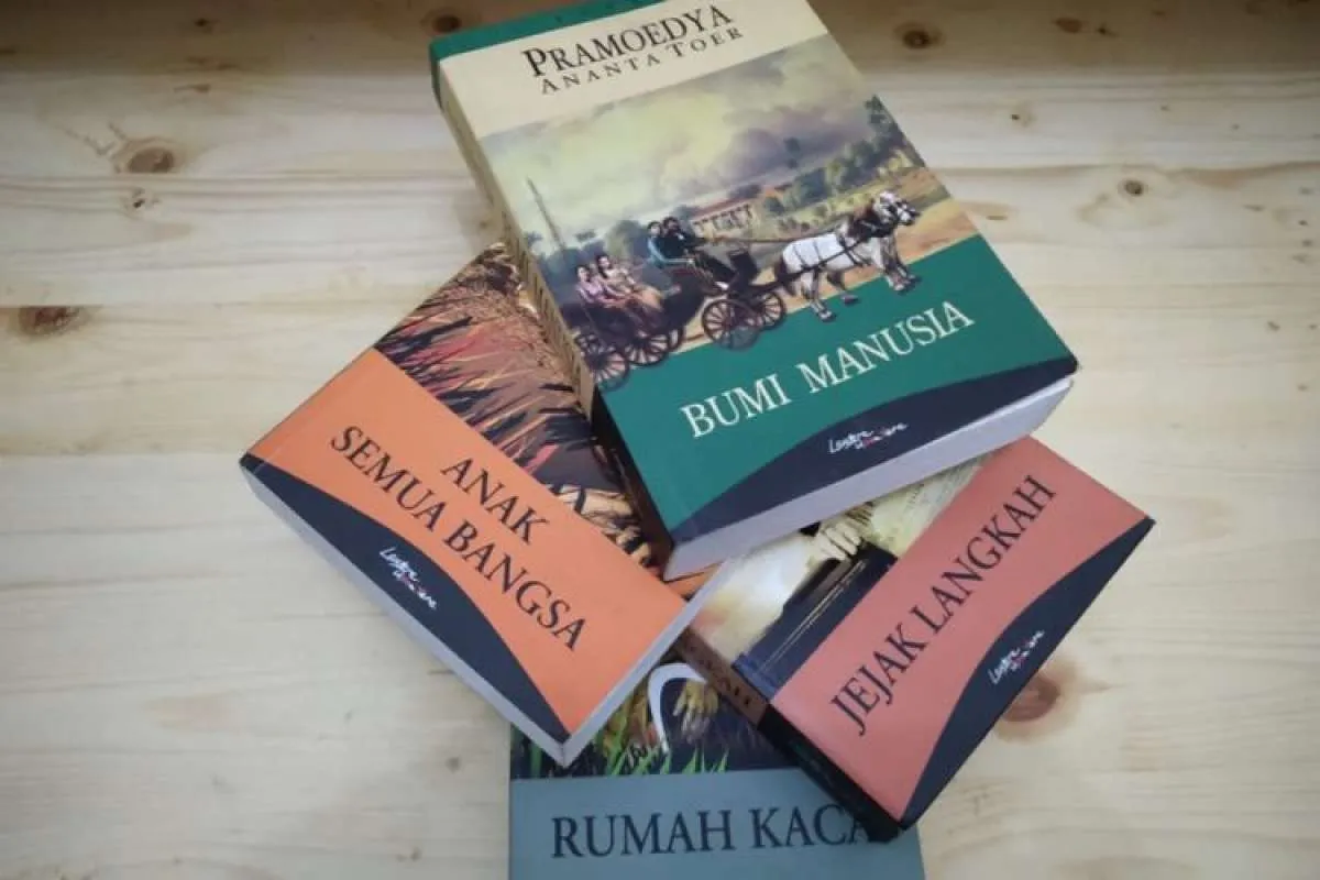 Mengenal 7 Angkatan Sastra Indonesia serta Tokoh dan Karyanya