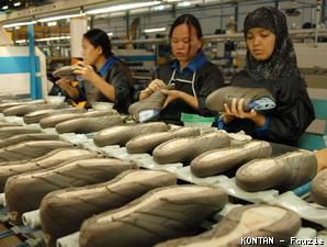 Industri Sepatu Pangkas Produksi 40%