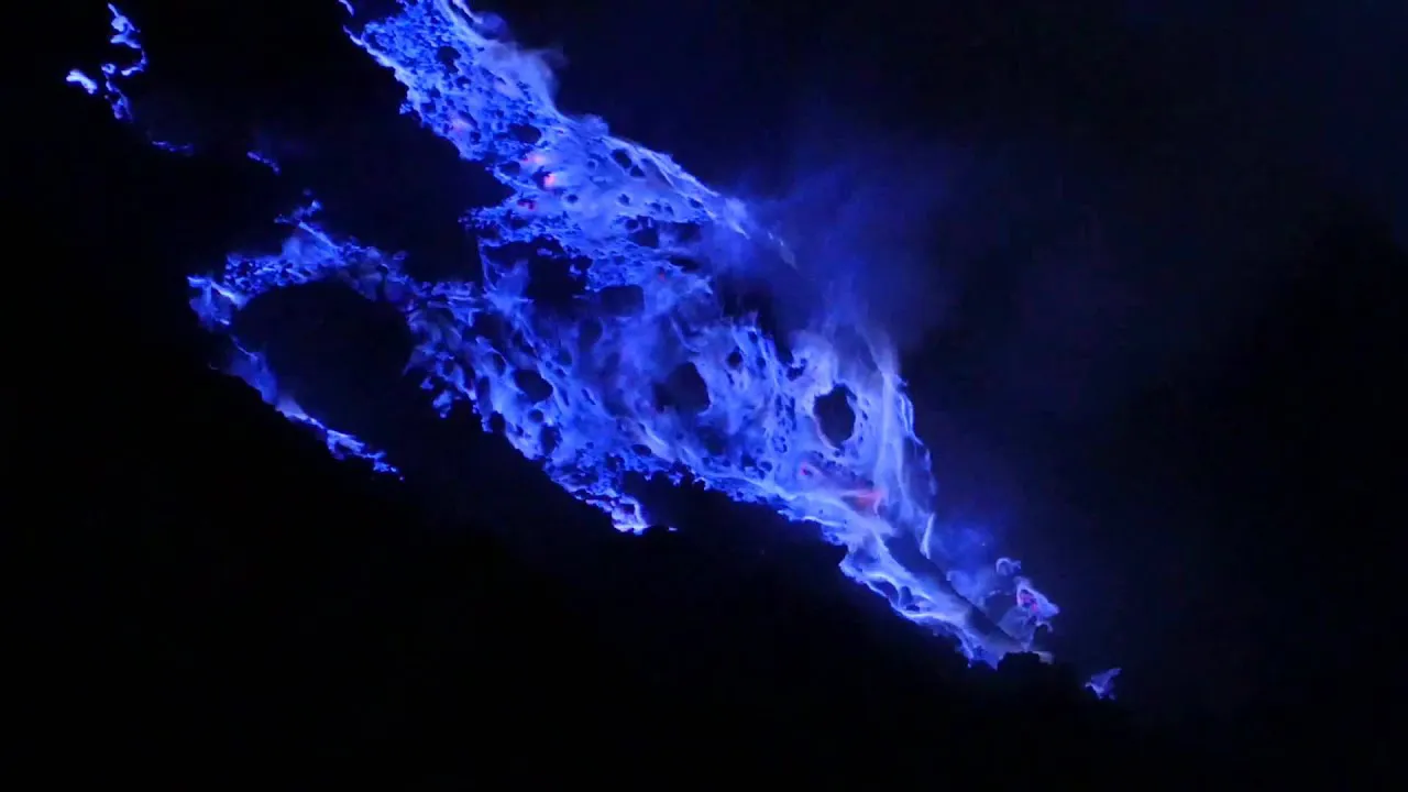Fenomena Alam Langka: api biru Kawah Ijen