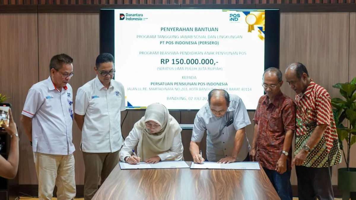 Pos Indonesia Memberi Bantuan Beasiswa Pendidikan Pada Anak Pensiunan