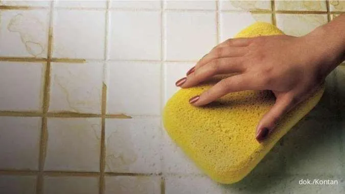 8 Cara Membersihkan Noda Kuning di Keramik Kamar Mandi