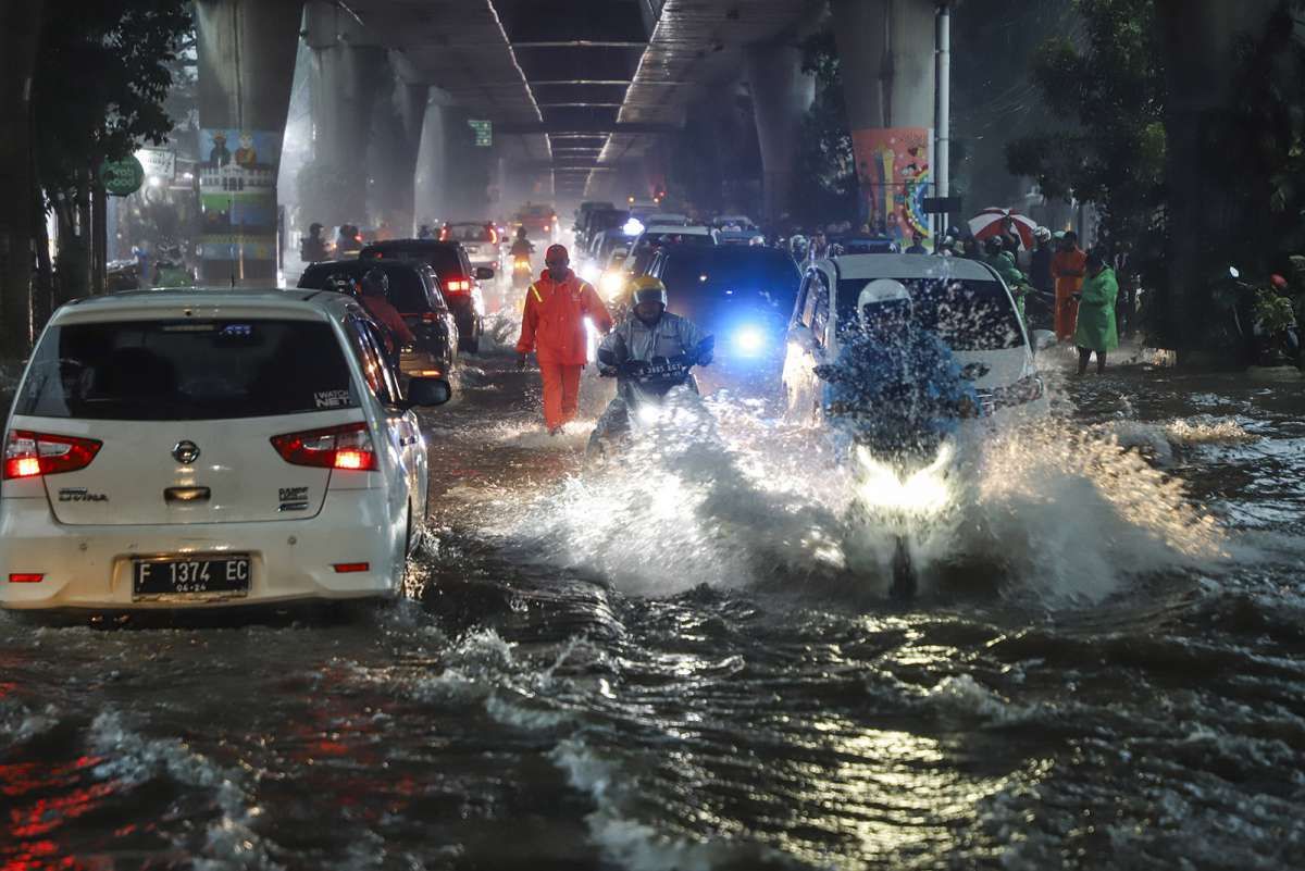 Ruas Jalan Pangeran Antasari Tergenang Banjir