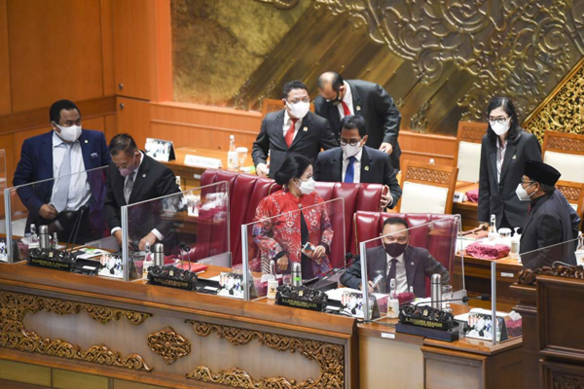 DPR Menggoreng Wacana Pansus Minyak Goreng