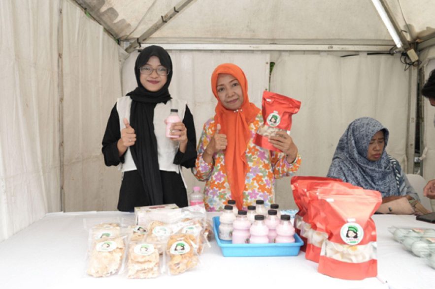 Kontan - Dok/Istimewa. Ibu Nini dan Febrina, menunjukkan produk jualannya berupa susu jelly dan kerupuk telur asin (istimewa).