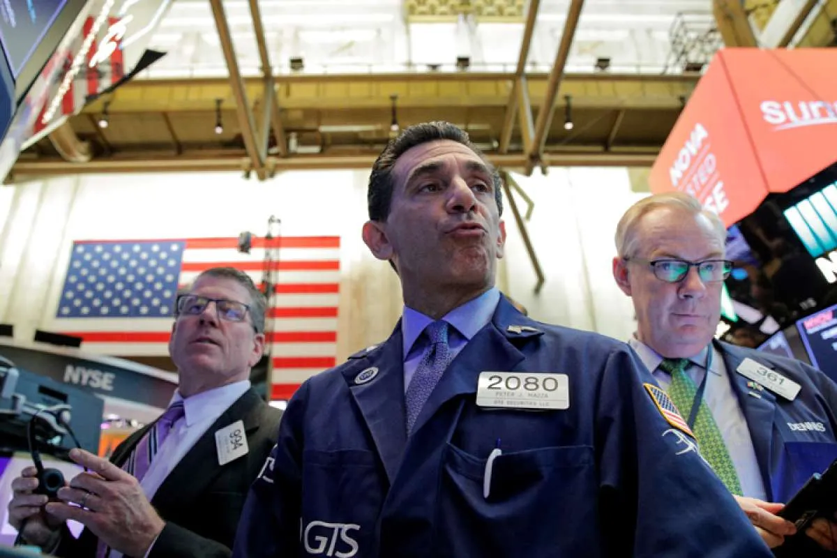 Wall Street jatuh terseret saham-saham teknologi dan penantian kebijakan The Fed