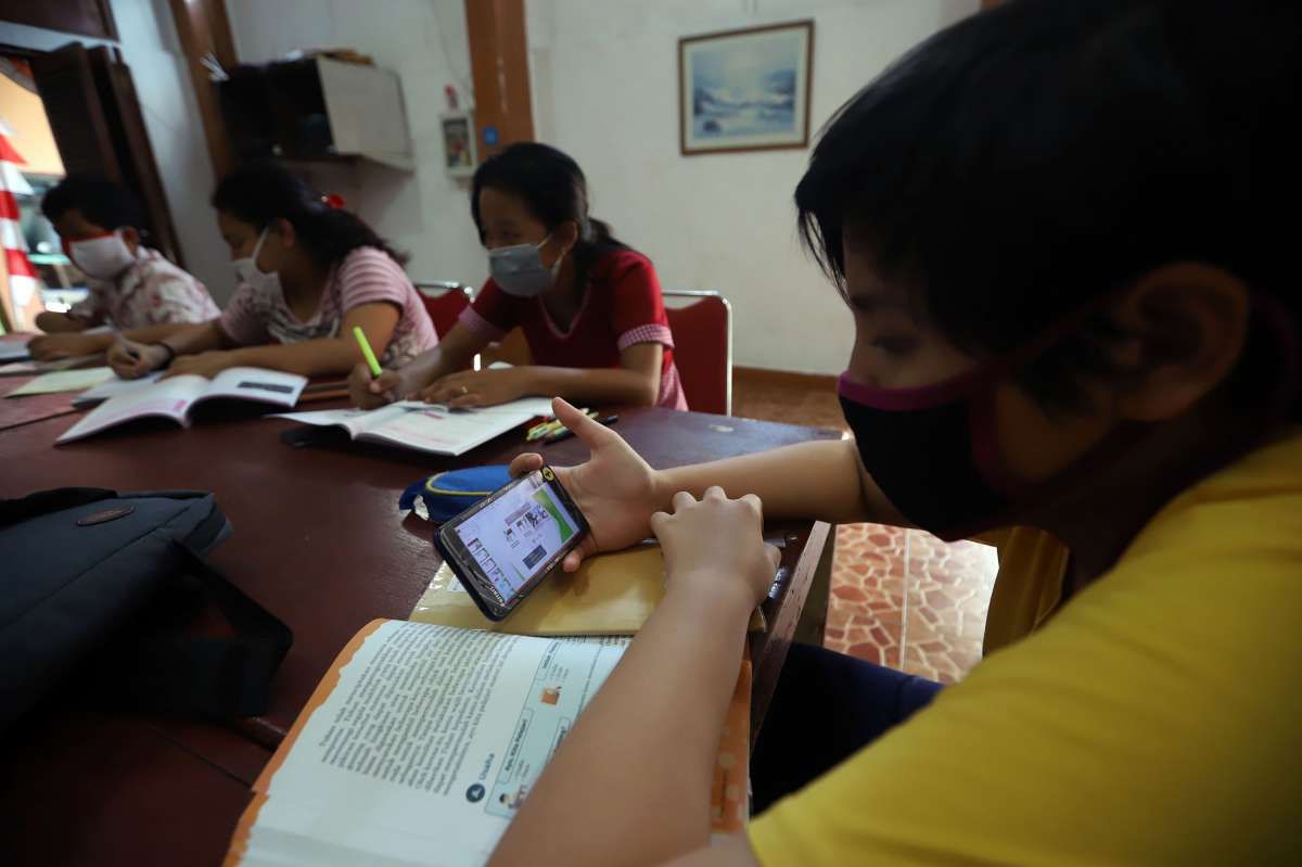 Siswa, Guru dan Dosen Dapat Kuota Internet Gratis, Operator Seluler Ketiban Berkah