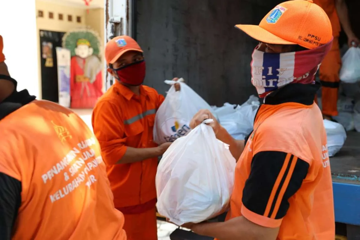 Rayakan ulang tahun, Taspen salurkan bantuan pada warga terdampak corona