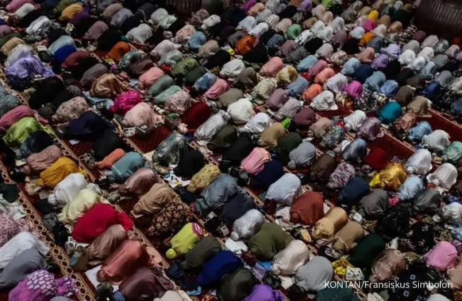Ribuan Muslim Sholat Taraweh di Masjid Istiqlal, Jakarta