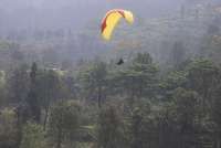 Viral! Atlet Mudik dengan Paralayang, Aksinya Menarik Perhatian Warga