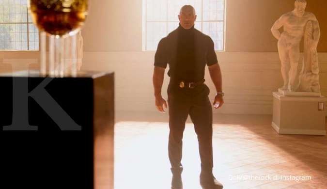 Dwayne Johnson di film Netflix terbaru Red Notice, unggah foto bersama artefak langka