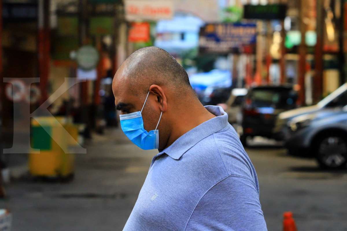 Mengenakan masker