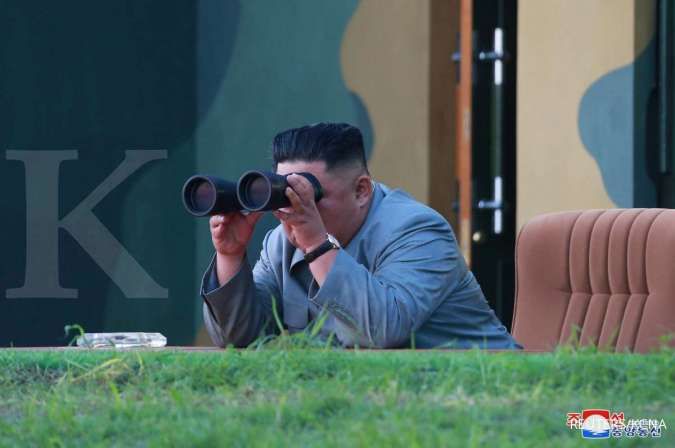 Kim Jong Un mengawasi uji peluncuran roket berganda super besar