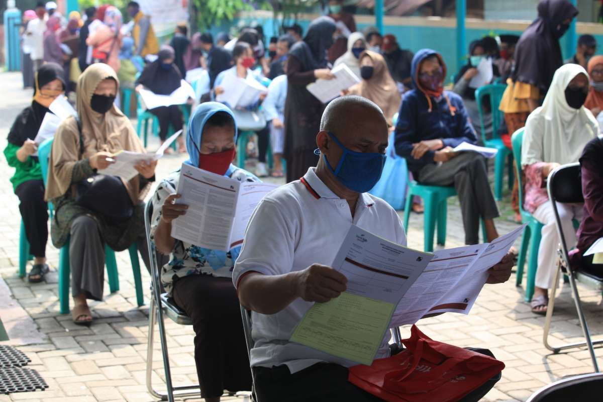 Mengantre bantuan tunai dampak virus corona