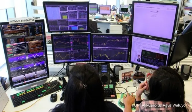 Dollar gains on lower rate cut expectations, stocks flat
