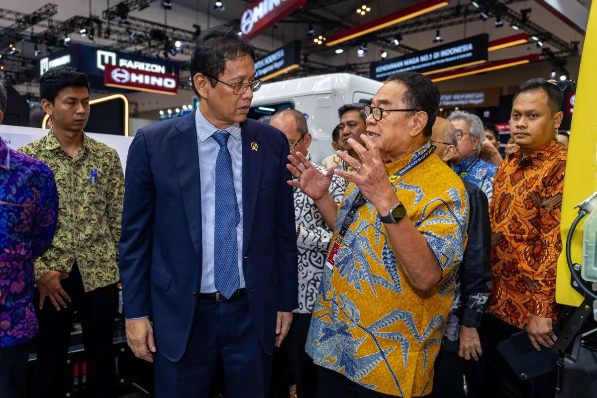 Menkeu Tinjau Truk Mitsubishi Fuso yang Lolos Uji Biodiesel B50 di GIIAS 2026
