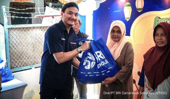BRI Danareksa Sekuritas Berbagi Ratusan Paket Sembako di 8 Kota di Indonesia 