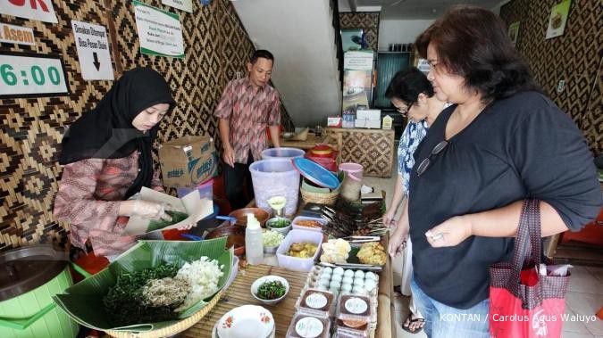 Pecel pincuk untuk obat rindu kampung halaman