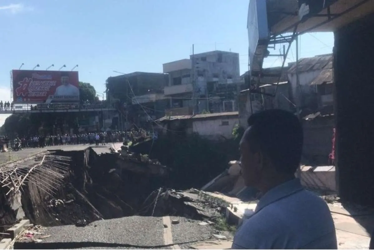 Komplek pertokoan di jalan Sultan Agung Jember ambruk