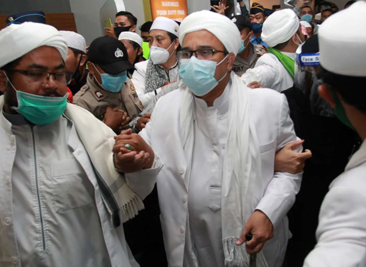 Jalan KS Tubun ditutup total, tamu pernikahan Putri Rizieq Shihab berdatangan 