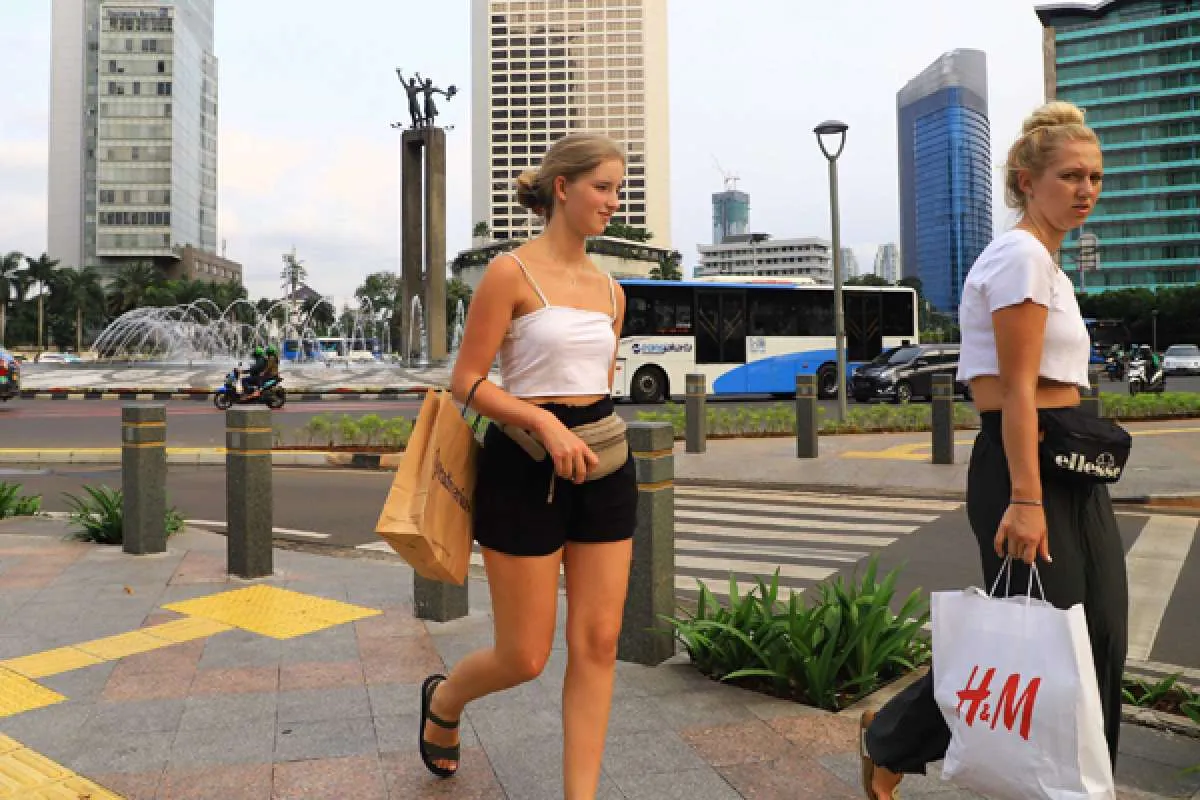 Lima alat make up yang harus dibawa saat travelling 