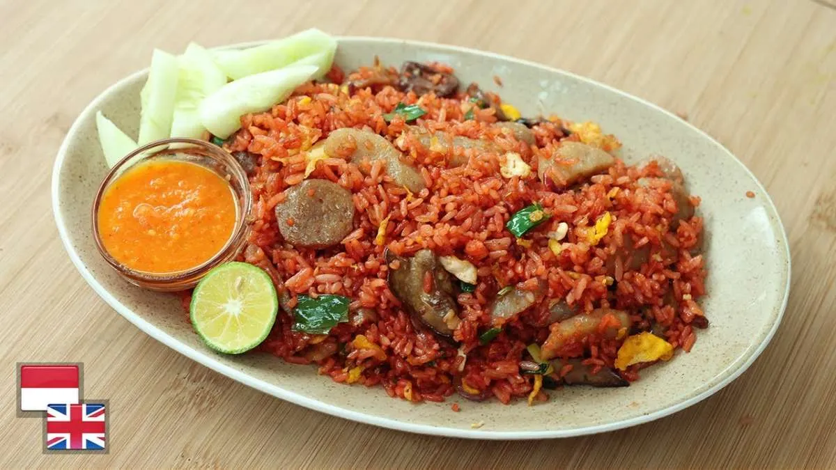 Resep Nasi Goreng Merah Khas Makassar dengan Topping Telur, Kekian, dan Bakso