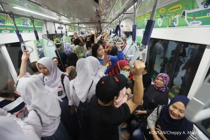 Passengers only permitted to break the fast with water, dates inside MRT trains