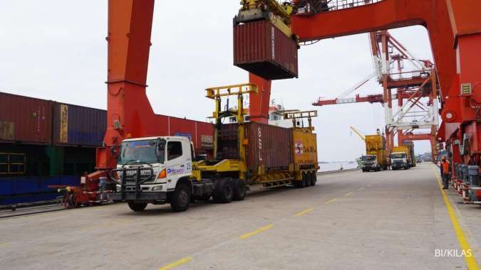 Aktivitas Bongkar Muat di Terminal Petikemas Pelindo, Banjarmasin, Kalimantan Selatan (Kalsel) pada Selasa (12/9).