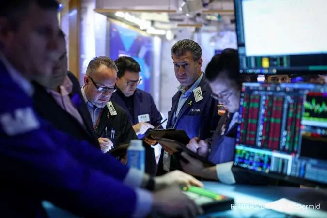 GLOBAL MARKETS - Wall Street Ends Lower, Oil Dips as Fed Looms