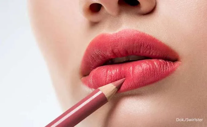 5 Tips Makeup untuk Membuat Bibir Terlihat Montok, Auto Seksi Moms!