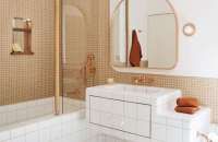 Lampu Rias 3 Bohlam? Ternyata Bikin Wajah Kamar Mandi Tampak Buruk