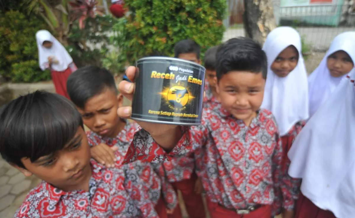 Ibu, ingin ajarkan anak mengelola uang dengan baik? Coba cara Warren Buffett