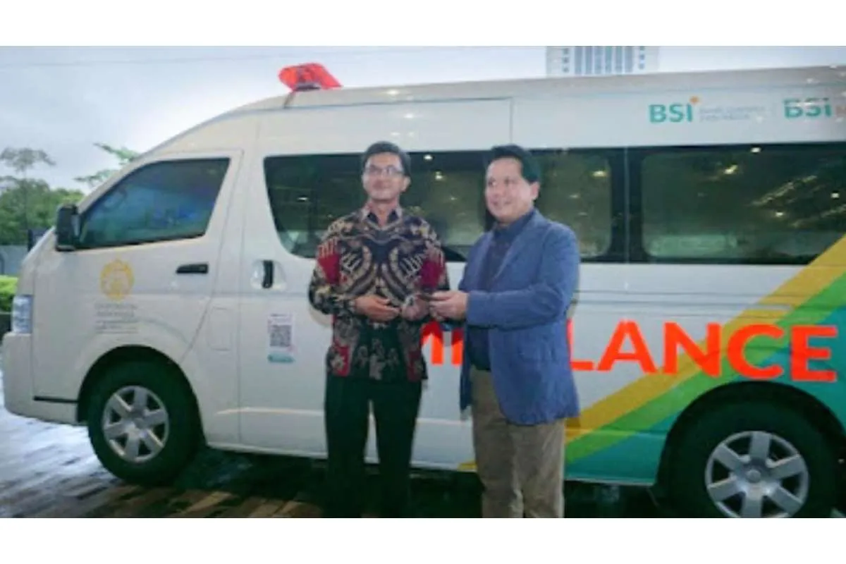 Dukung Layanan Kesehatan Masyarakat, BSI Beri Bantuan Ambulans untuk Kampus UI